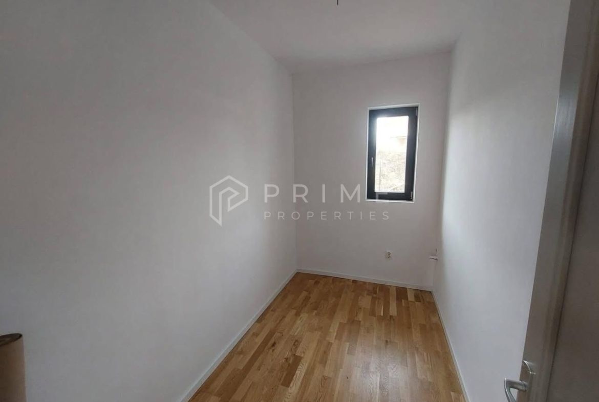 Vilă chalet modern cu perete panoramic de sticlă – Livezeni, Mureș