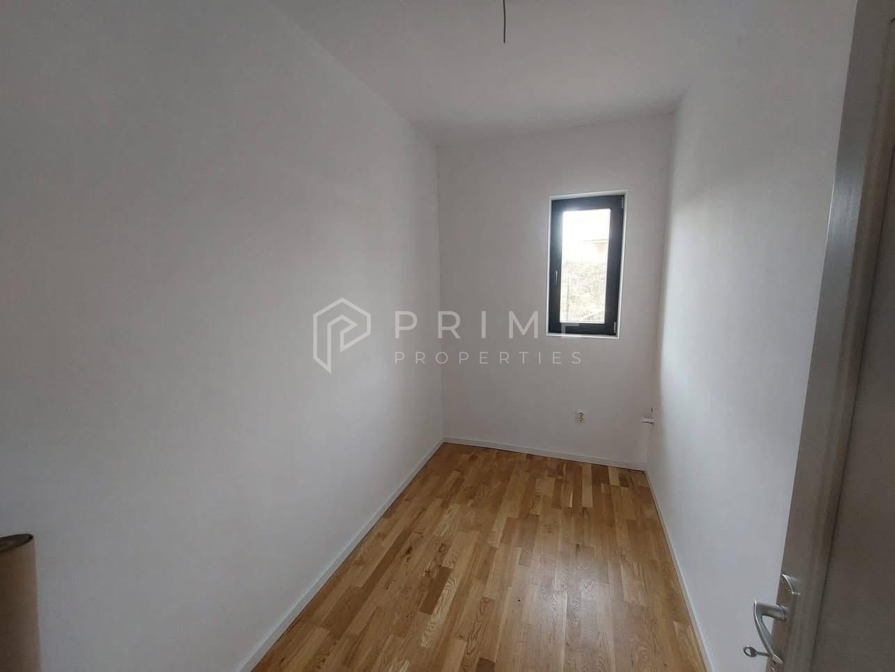 Vilă chalet modern cu perete panoramic de sticlă – Livezeni, Mureș