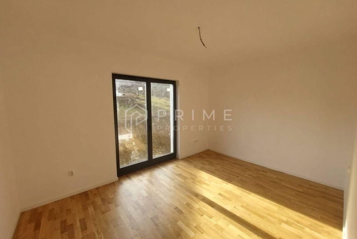 Vilă chalet modern cu perete panoramic de sticlă – Livezeni, Mureș
