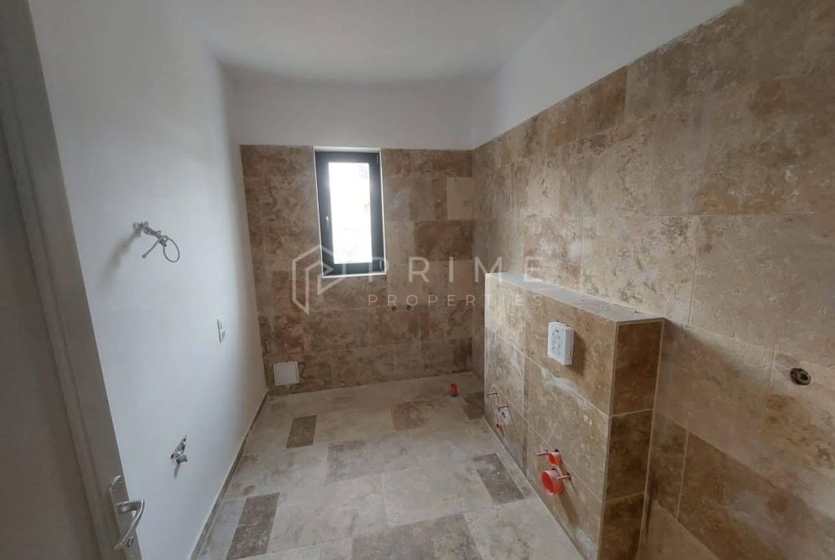 Vilă chalet modern cu perete panoramic de sticlă – Livezeni, Mureș