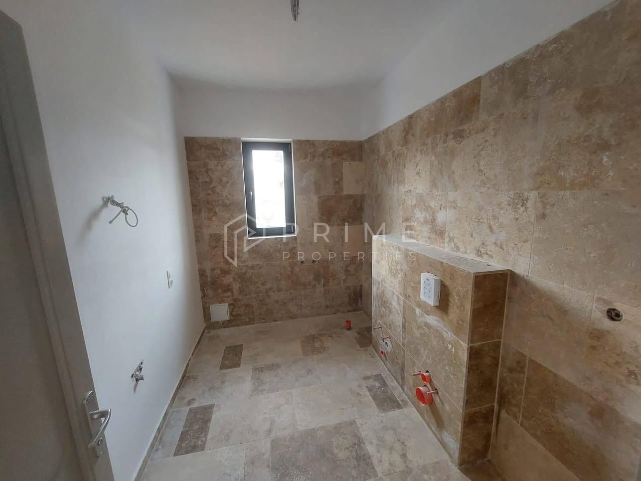 Vilă chalet modern cu perete panoramic de sticlă – Livezeni, Mureș