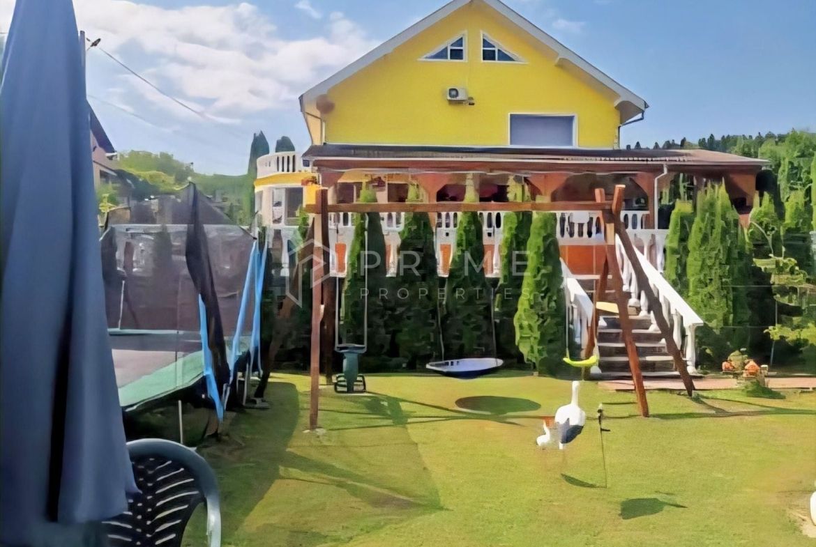 Casă individuală 310mp utili, 8 camere, piscină