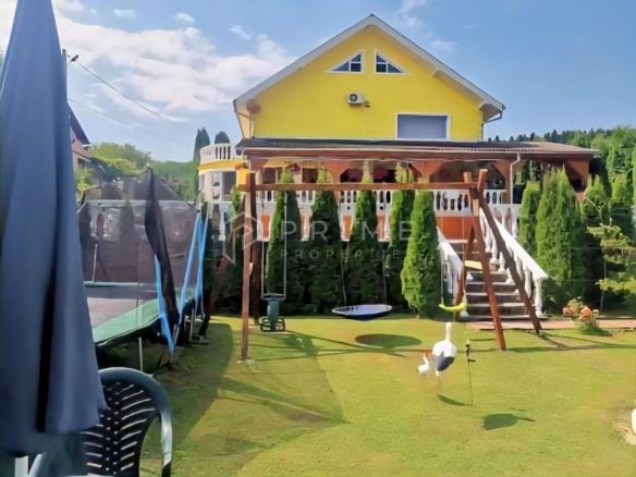 Casă individuală 310mp utili, 8 camere, piscină