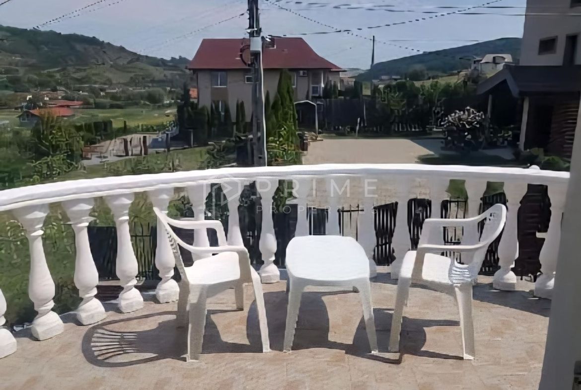 Casă individuală 310mp utili, 8 camere, piscină