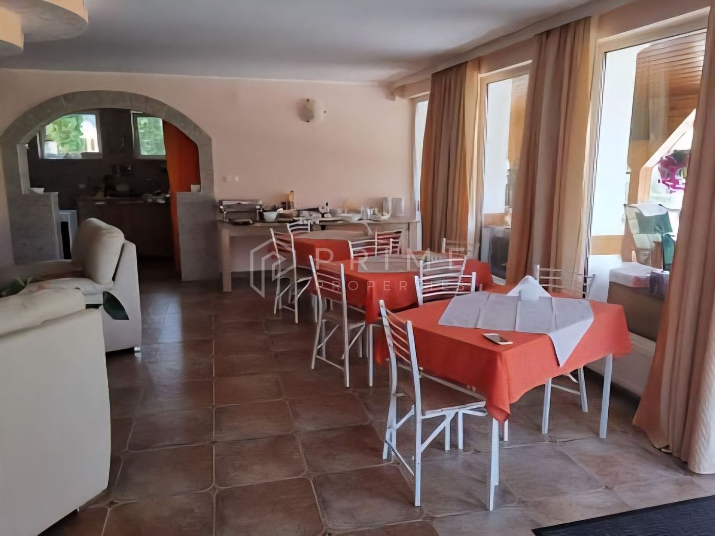 Casă individuală 310mp utili, 8 camere, piscină