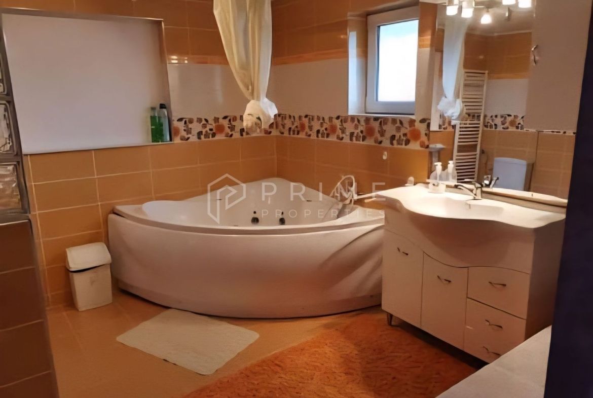 Casă individuală 310mp utili, 8 camere, piscină
