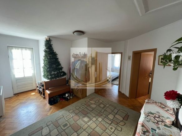 Casă spațioasă cu 2 apartamente, acces din 2 străzi – zona Lipovei