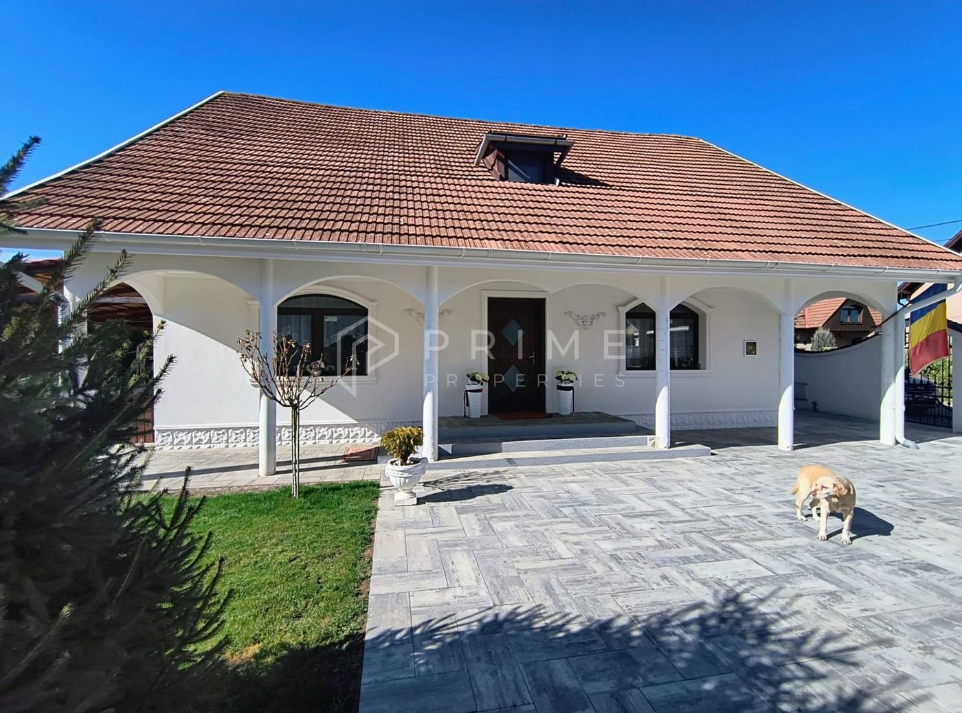 Casa perfectă pentru familie – curte, foișor cu grătar și garaj triplu