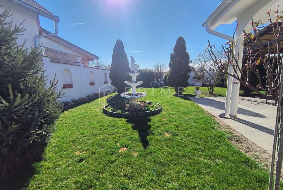 Casa perfectă pentru familie – curte, foișor cu grătar și garaj triplu