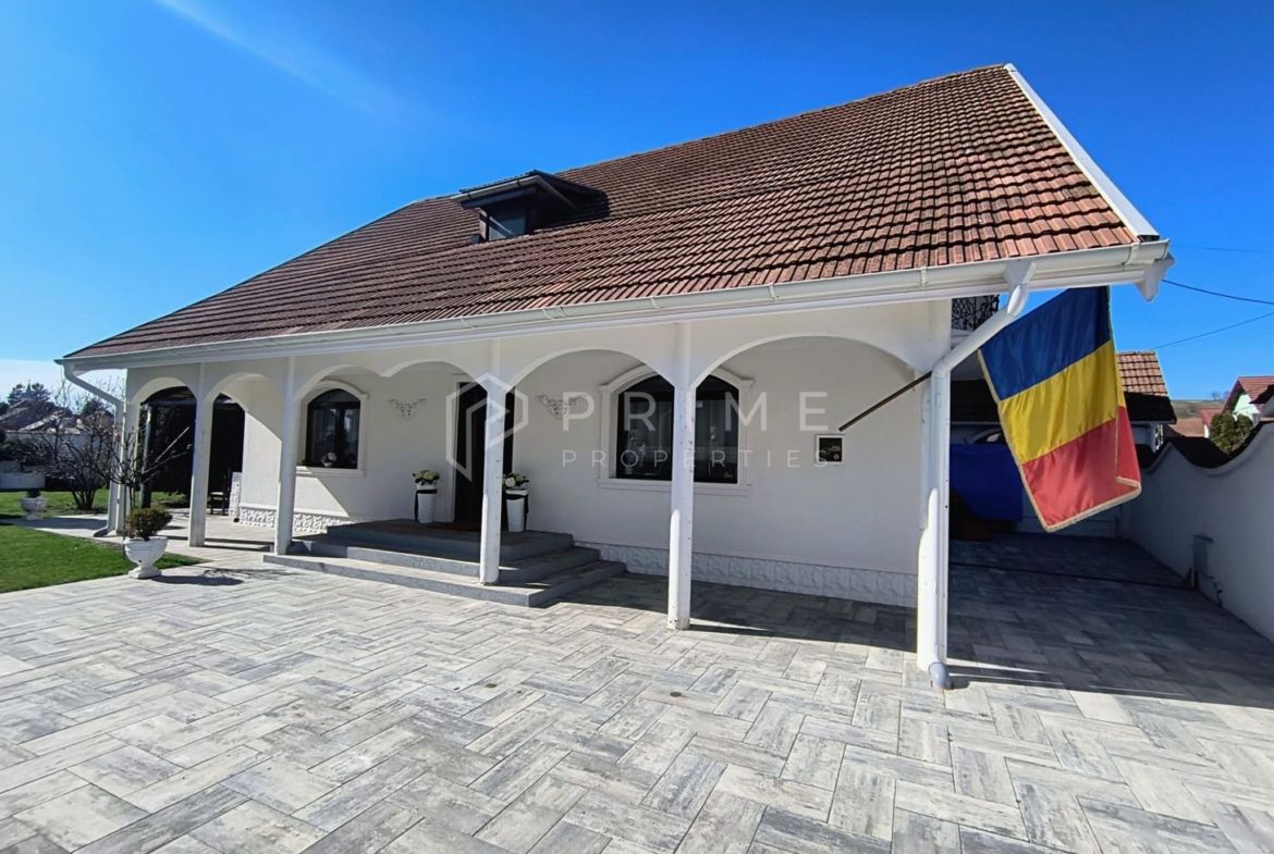 Casa perfectă pentru familie – curte, foișor cu grătar și garaj triplu