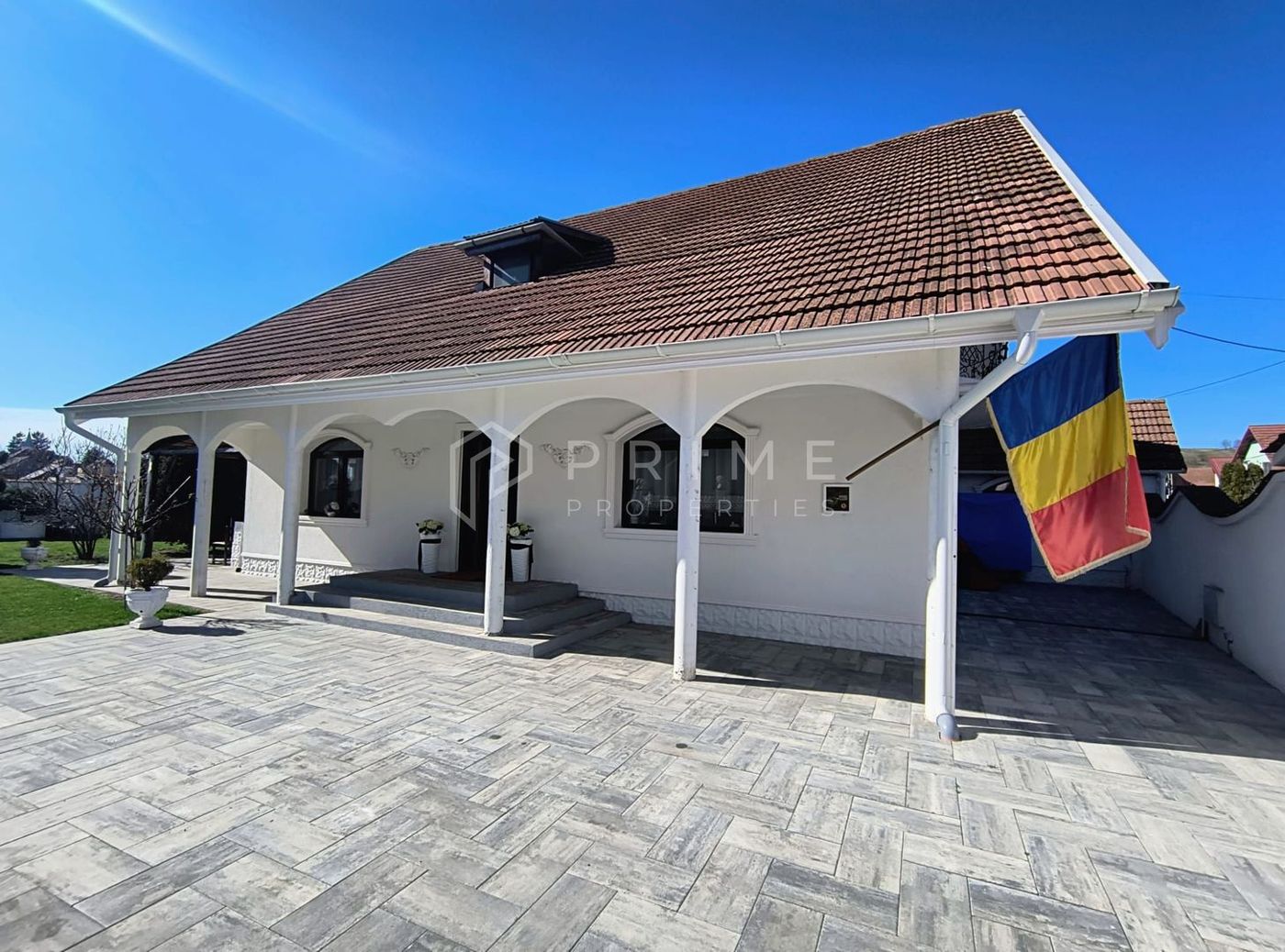 Casa perfectă pentru familie – curte, foișor cu grătar și garaj triplu