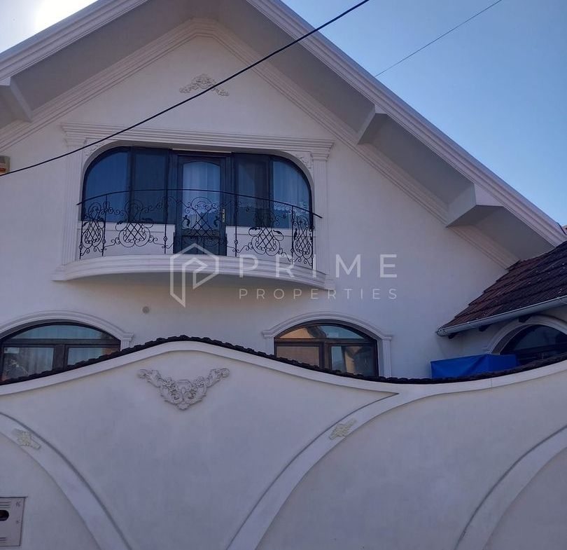 Casa perfectă pentru familie – curte, foișor cu grătar și garaj triplu