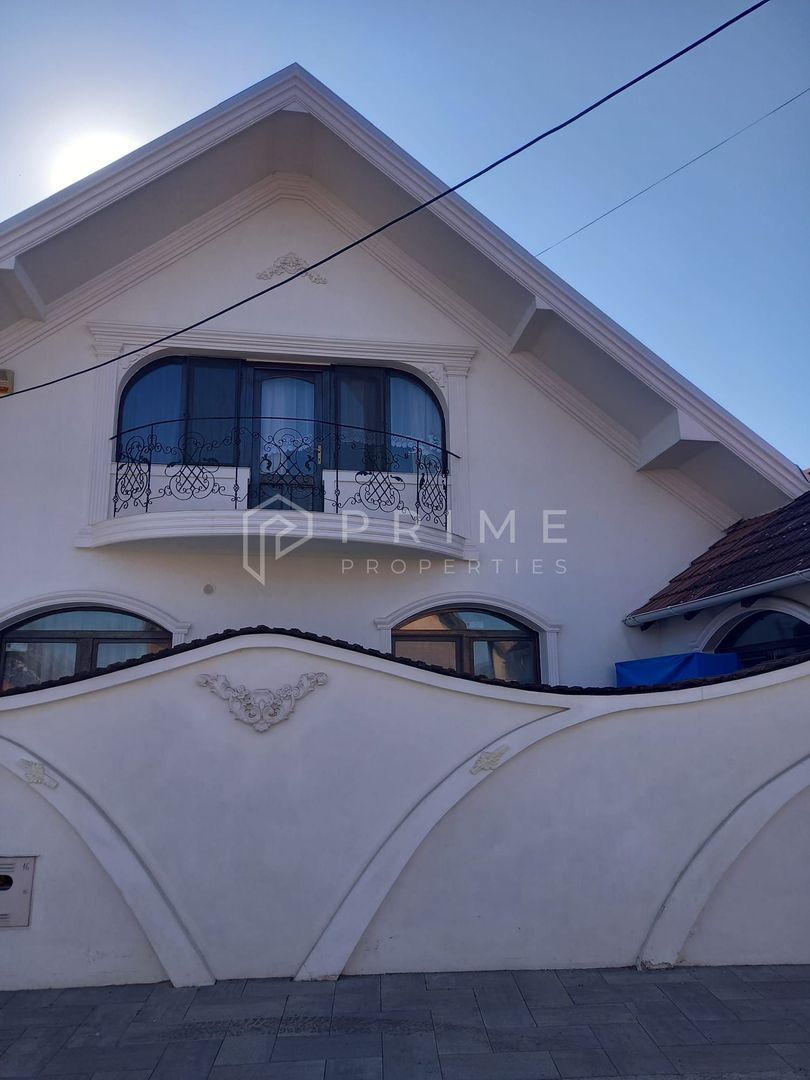 Casa perfectă pentru familie – curte, foișor cu grătar și garaj triplu