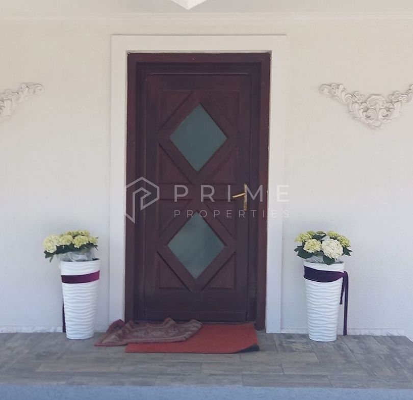 Casa perfectă pentru familie – curte, foișor cu grătar și garaj triplu