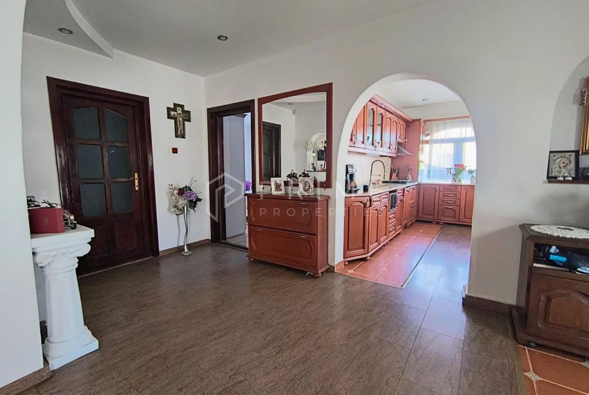 Casa perfectă pentru familie – curte, foișor cu grătar și garaj triplu