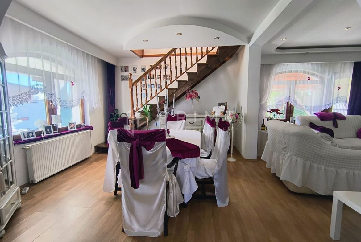 Casa perfectă pentru familie – curte, foișor cu grătar și garaj triplu