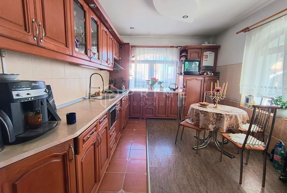 Casa perfectă pentru familie – curte, foișor cu grătar și garaj triplu