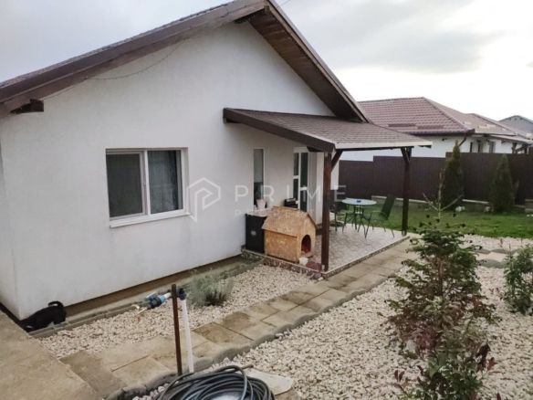 Casă superbă, pe un singur nivel – complet mobilată și utilată – Nazna