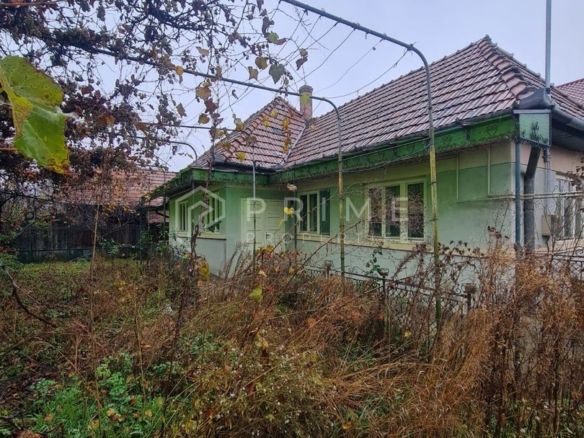 Casă cu teren de 1.000 m² – utilități complete, ideală pentru renovare