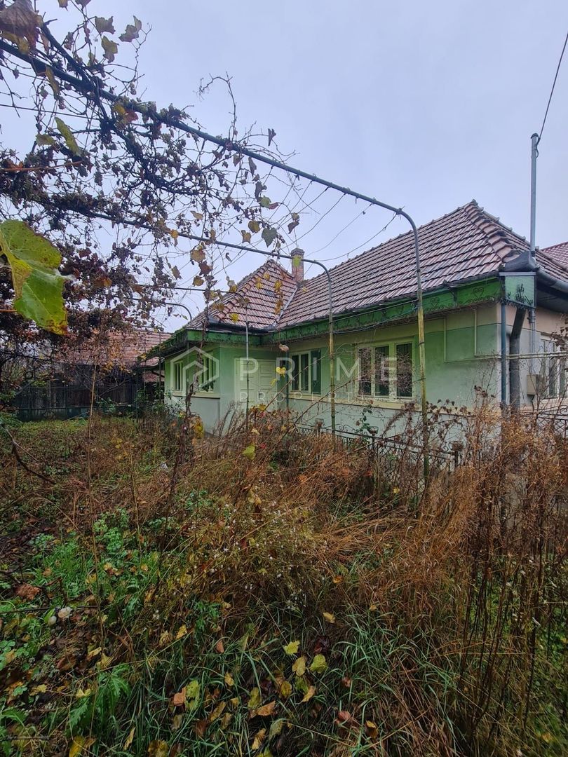 Casă cu teren de 1.000 m² – utilități complete, ideală pentru renovare
