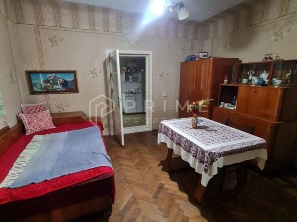 Casă cu teren de 1.000 m² – utilități complete, ideală pentru renovare