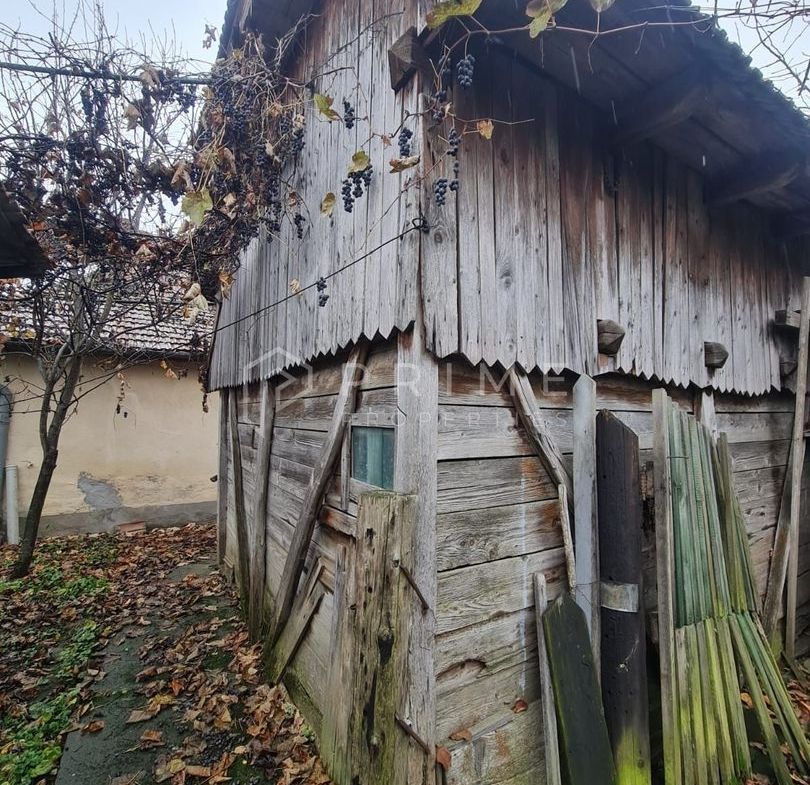 Casă cu teren de 1.000 m² – utilități complete, ideală pentru renovare