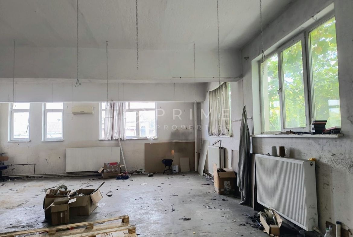 Clădire multifuncțională de vânzare – comerț, birouri și producție.
