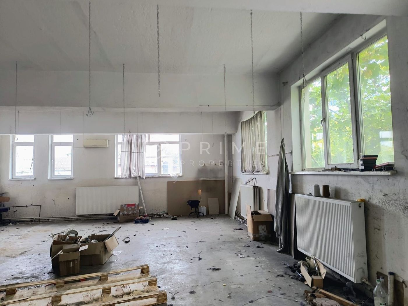 Clădire multifuncțională de vânzare – comerț, birouri și producție.