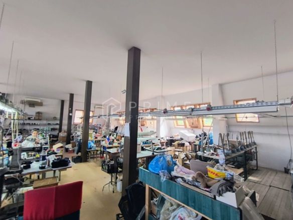 Clădire multifuncțională de vânzare – comerț, birouri și producție.