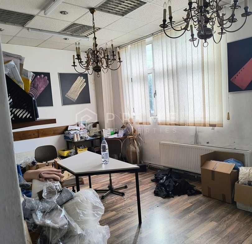 Clădire multifuncțională de vânzare – comerț, birouri și producție.