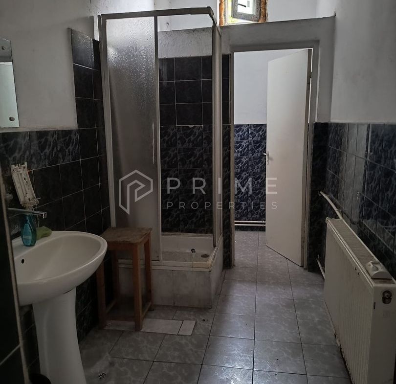 Clădire multifuncțională de vânzare – comerț, birouri și producție.