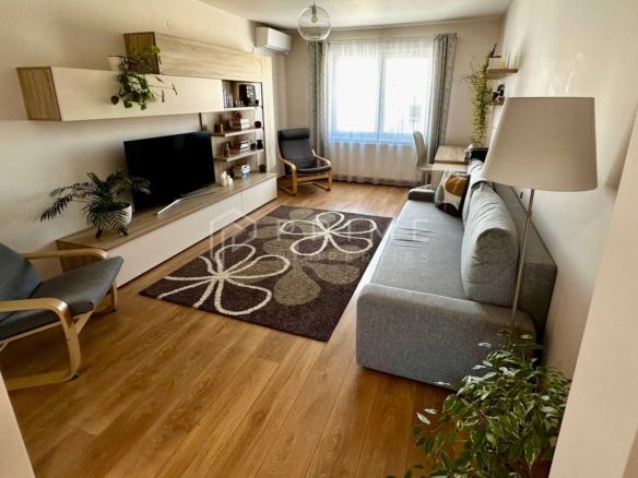 Apartament cu 3 camere + garaj în Tudor