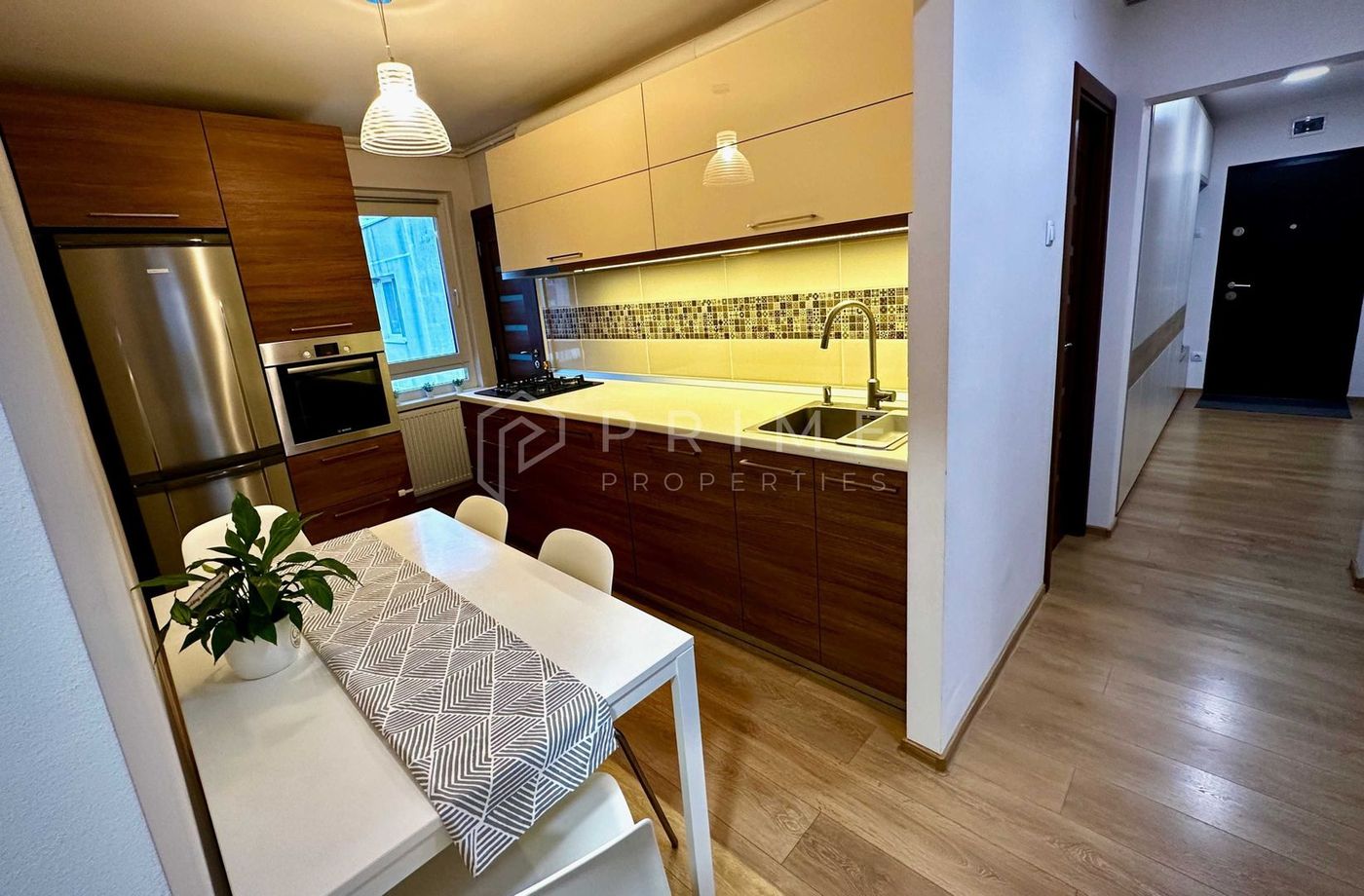 Apartament cu 3 camere + garaj în Tudor