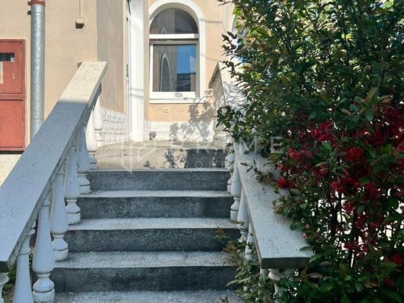 Casă spațioasă de închiriat pentru cazare muncitori, în Corunca