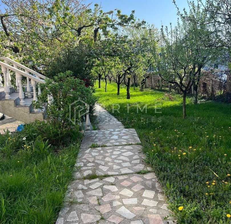 Casă spațioasă de închiriat pentru cazare muncitori, în Corunca