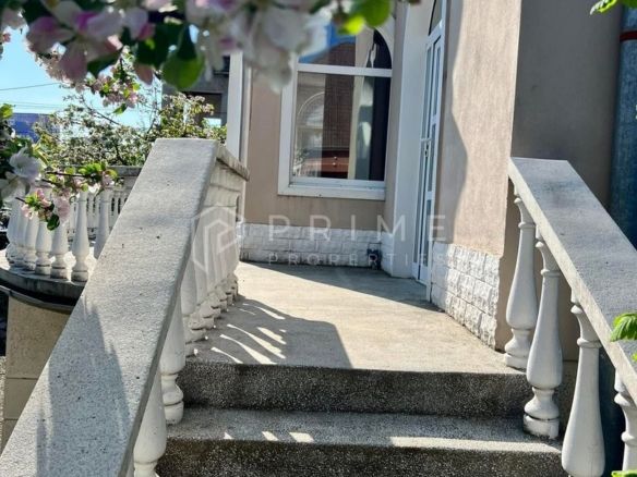 Casă spațioasă de închiriat pentru cazare muncitori, în Corunca