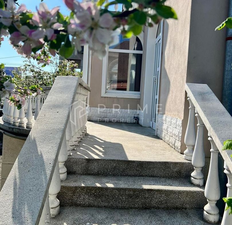 Casă spațioasă de închiriat pentru cazare muncitori, în Corunca
