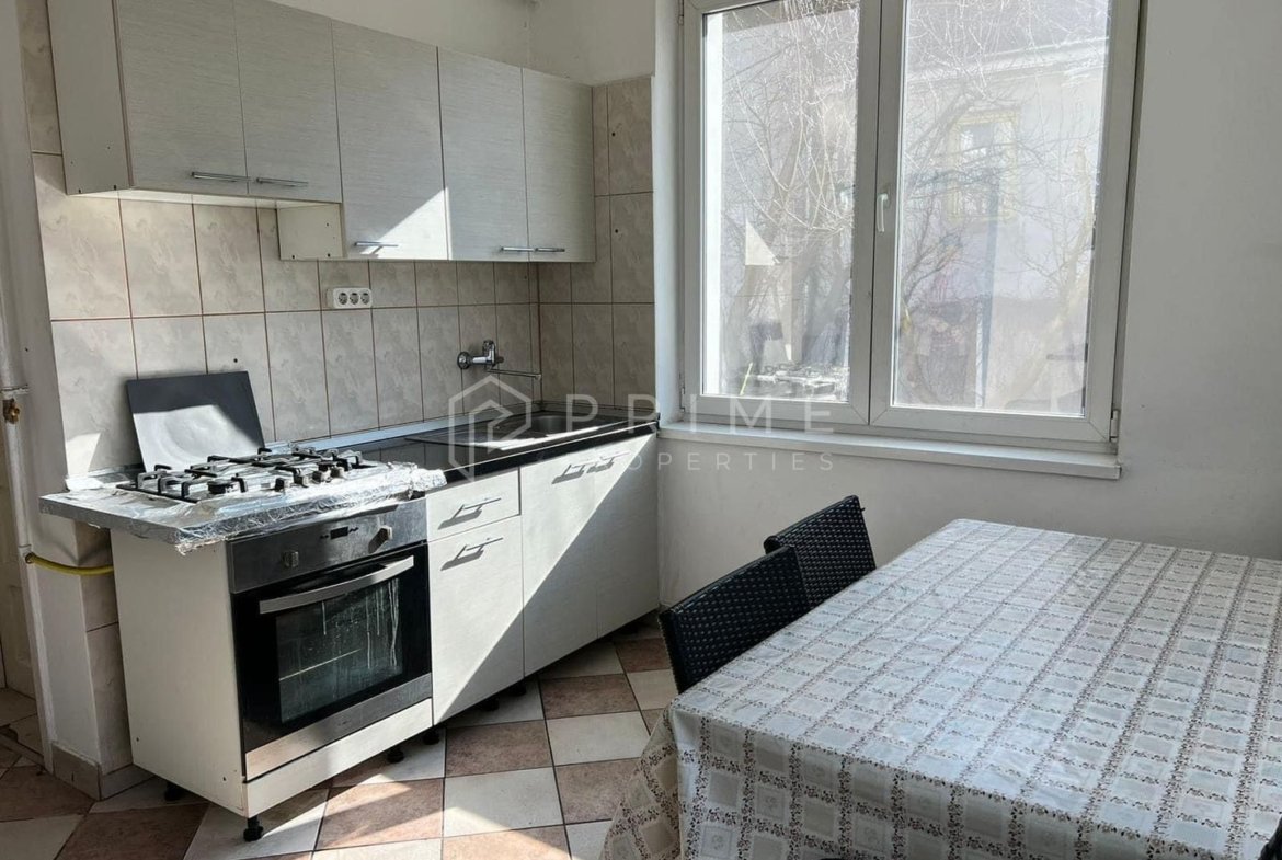 Casă spațioasă de închiriat pentru cazare muncitori, în Corunca