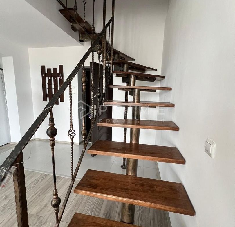 Apartament penthouse cu 4 camere de vânzare în Cornișa