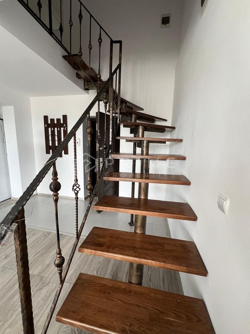 Apartament penthouse cu 4 camere de vânzare în Cornișa