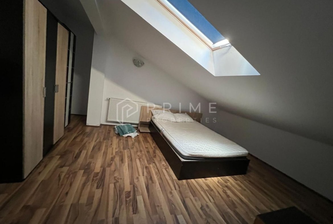 Apartament penthouse cu 4 camere de vânzare în Cornișa