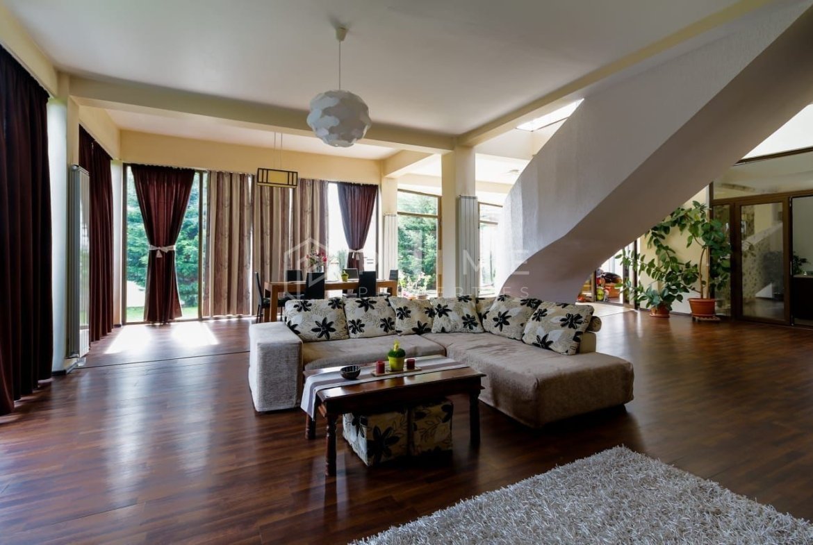 Vilă cu design și dotări deosebite de vânzare