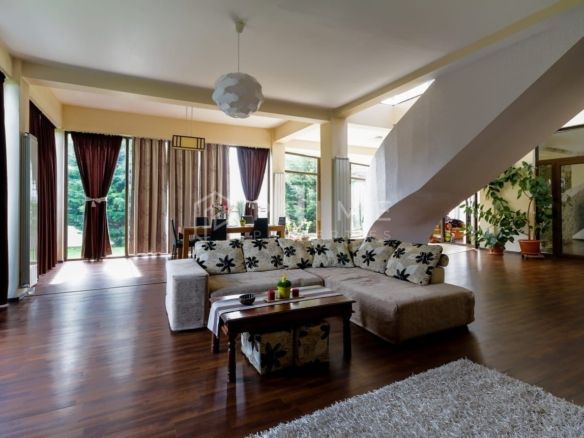 Vilă cu design și dotări deosebite de vânzare