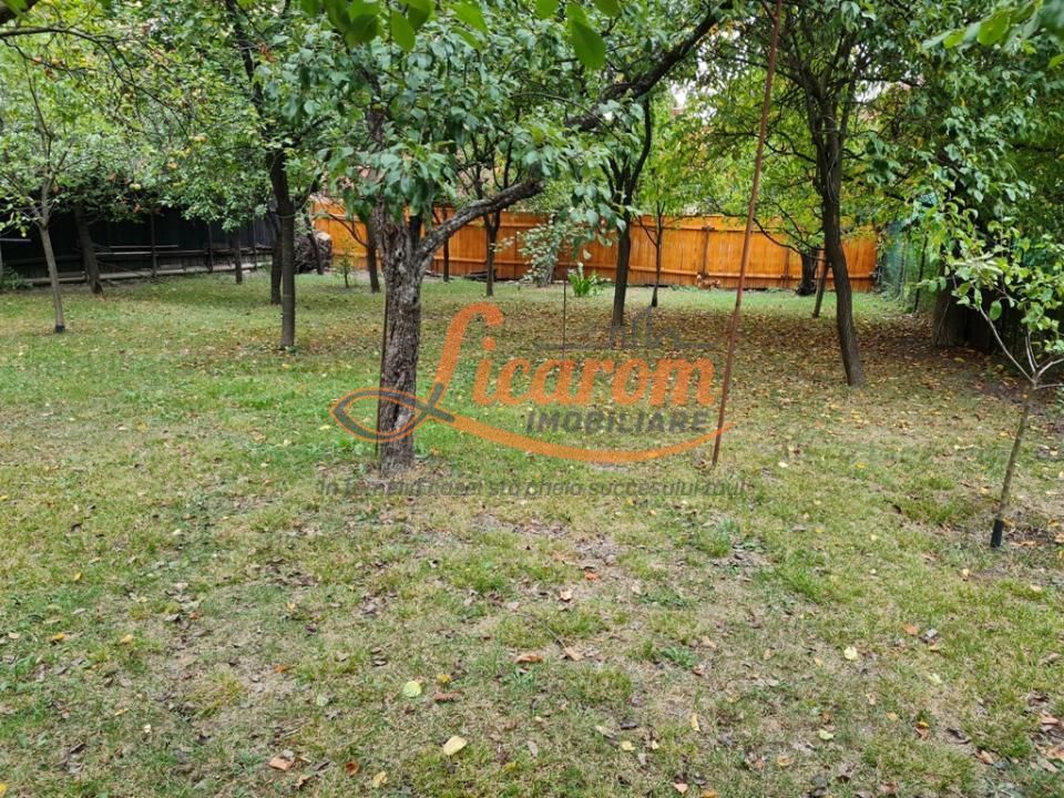 Proprietate individuala-3 apartamente,spatiu comercial,garaje,gradina,curte