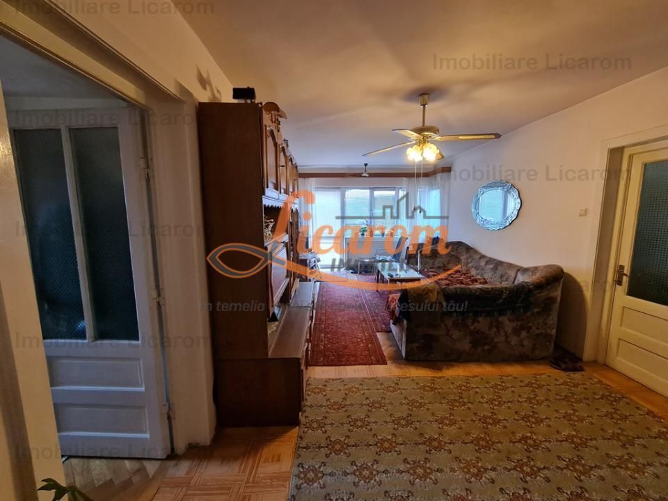 Proprietate individuala-3 apartamente,spatiu comercial,garaje,gradina,curte