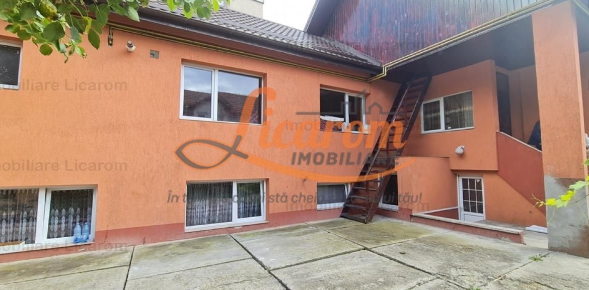 Casa individuala cu 2 apartamente, 6 camere,teren 403 mp,ASTRA.