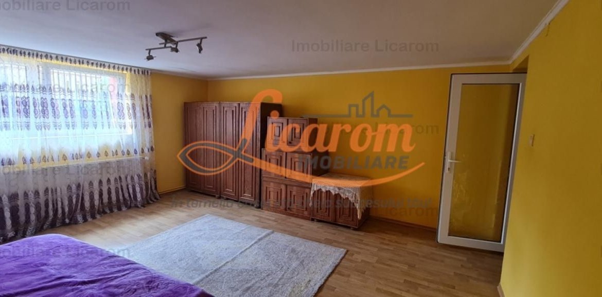 Casa individuala cu 2 apartamente, 6 camere,teren 403 mp,ASTRA.