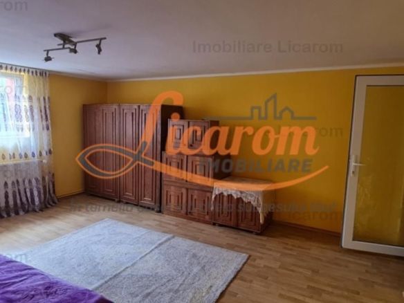 Casa individuala cu 2 apartamente, 6 camere,teren 403 mp,ASTRA.