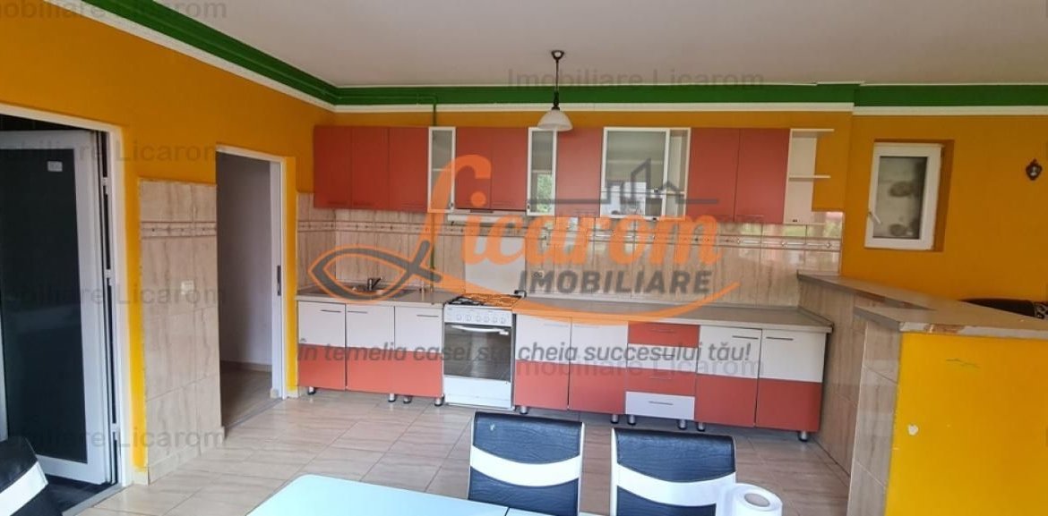 Casa individuala cu 2 apartamente, 6 camere,teren 403 mp,ASTRA.