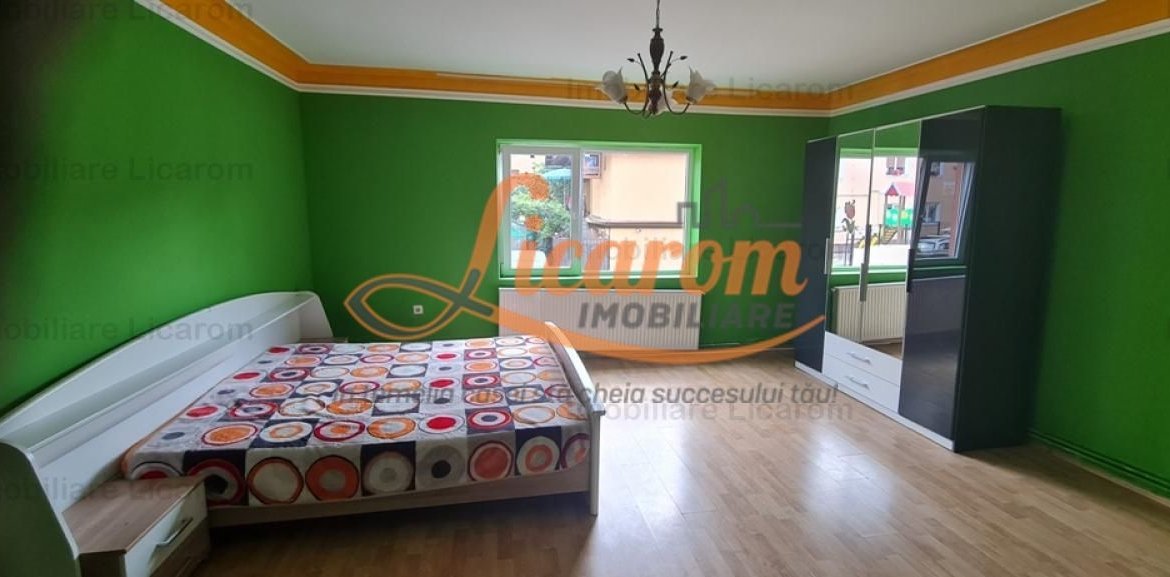 Casa individuala cu 2 apartamente, 6 camere,teren 403 mp,ASTRA.